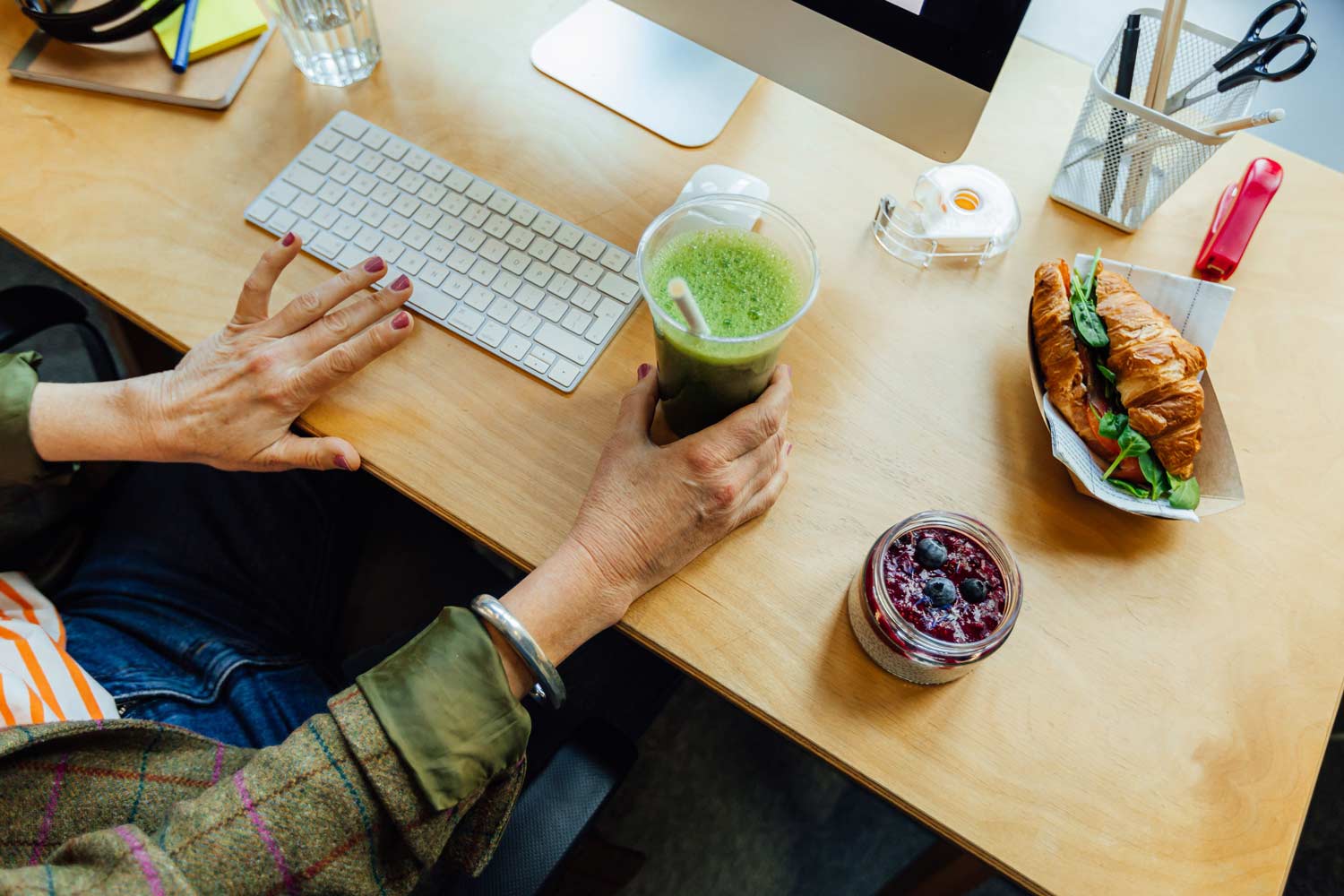 woman-enjoying-a-healthy-lunch-at-her-desk-while-w-2025-02-04-01-42-22-utc.jpg